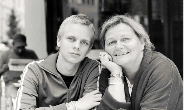 STERKE SAMMEN: – «Mammaen min har mange krefter», pleide jeg å si da jeg var liten, forteller Mímir. Her med mamma i tenårene. Foto: Privat STERKE SAMMEN: – «Mammaen min har mange krefter», pleide jeg å si da jeg var liten, forteller Mímir. Her med mamma i tenårene. Foto: Privat